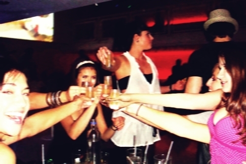Ian, Nina & some girls drinking
