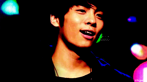 SHINee-gifs-from-JAPAN-1st-concert-26-12