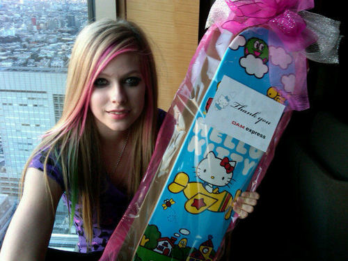  Avril & her new hello kitty "sk8tboard" haha :)