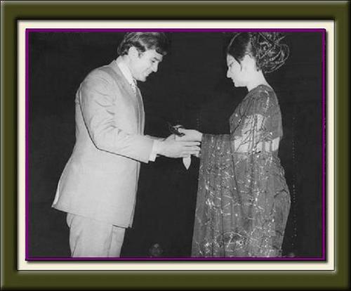  流行的 宝莱坞 actor, Rajesh Khanna receives the Best Actor Award from an established Hindi Film