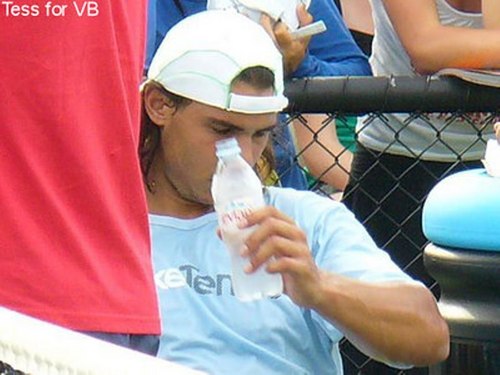  A disappointed Rafa: the deodorant have not an effect on his sweating !!!!