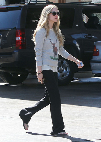  Amanda leaving a Hair Salon in West Hollywood (January 27 2011).