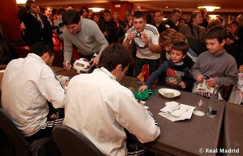  Ricky Kaka giving autograph to his fans:D