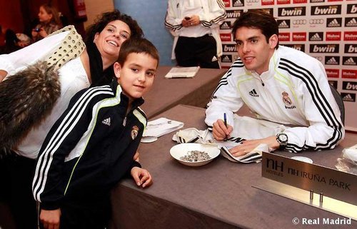 Ricky Kaka meting his fans:D2011