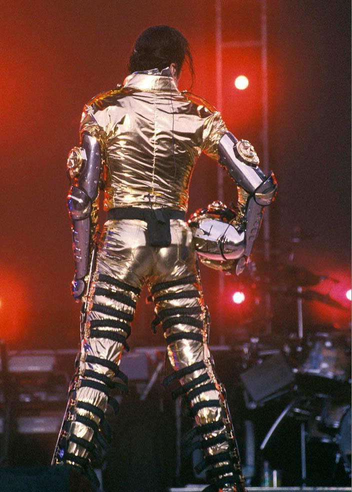 You-can-see-his-butt-michael-jackson-18835845-704-984.jpg