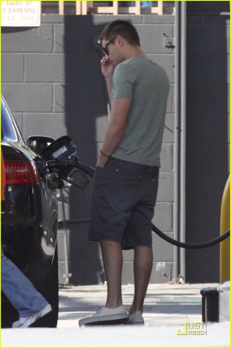 Zac out in Hollywood