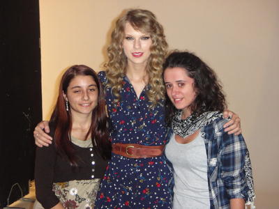  Jan 30, 2011 Taylor posing with some অনুরাগী