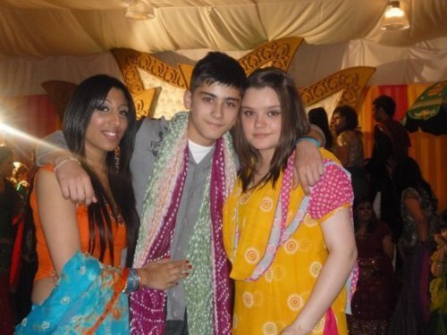  Sizzling Hot Zayn Wiv His Sisters (Rocking It 宝莱坞 Style!) 100% Real :) x