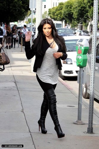  Kim shops in Beverly Hills before catching a flight at LAX 2/4/11