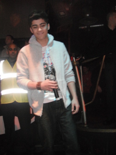  Sizzling Hot Zayn (Performing Live) Zayn U Simply Leave Me Breathless 100% Real :) x