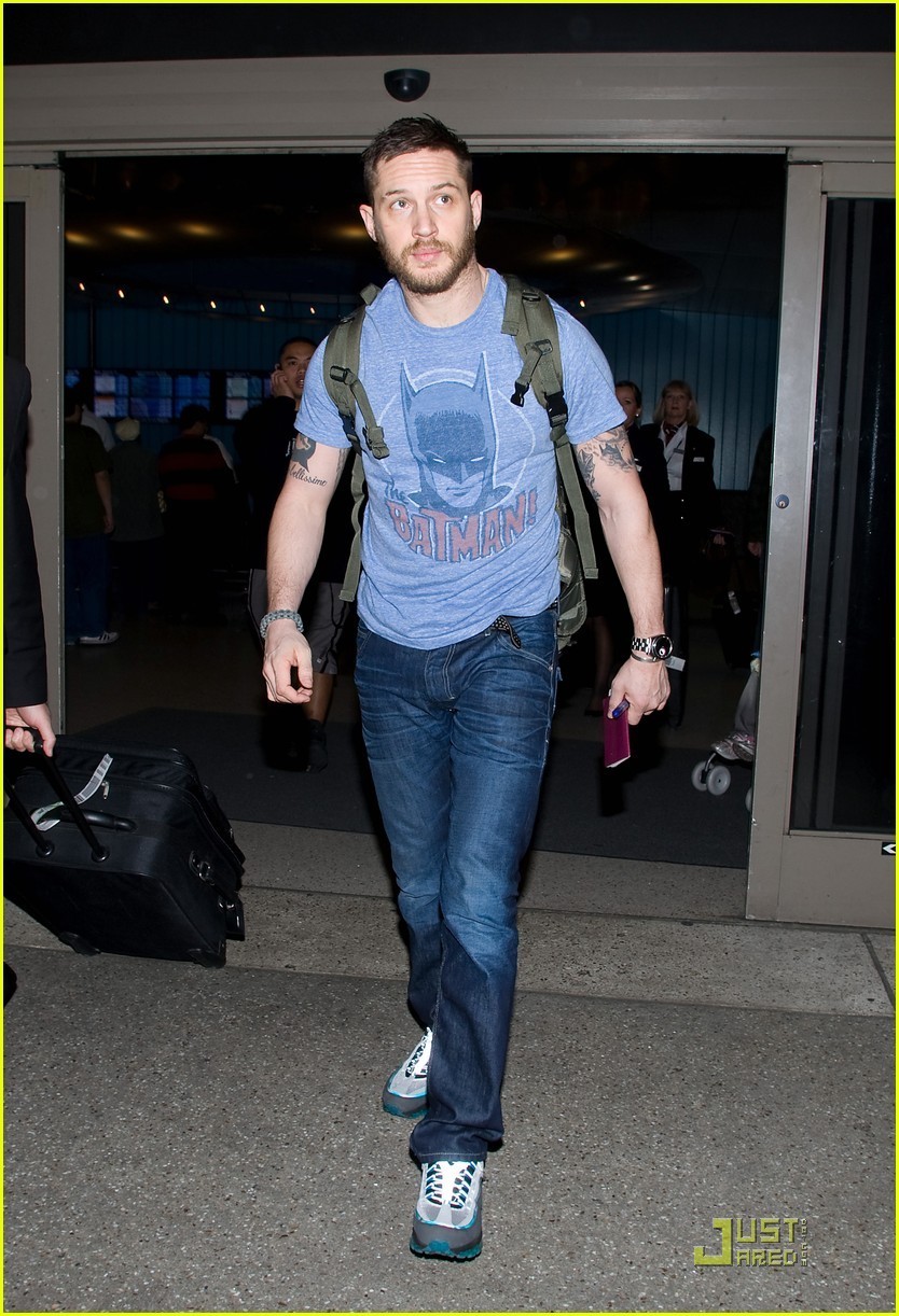 Tom Arrives At Lax Wearing A ジャンク 食 バットマン T Shirt In La トム ハーディ 写真 19029770 ファンポップ