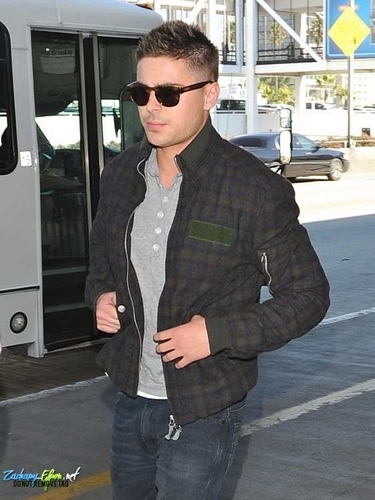  Zac Efron Takes Off From LAX