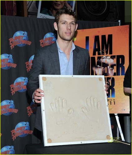  Alex Pettyfer: Planet Hollywood Handprint Ceremony!