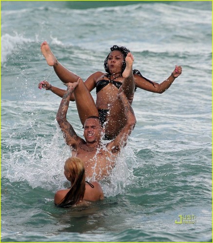  Chris Brown: Shirtless Miami playa Bum