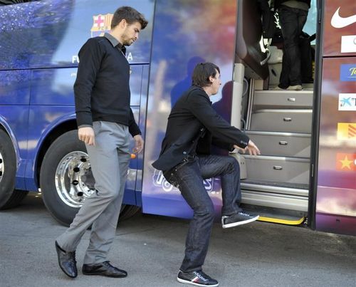  High Piqué and small Messi