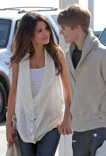 JUSTIN  AND SELENA :( HOLDING HANDS