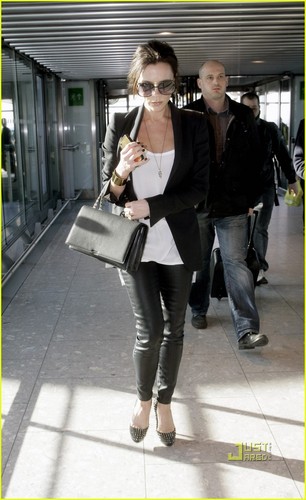 Victoria Beckham: Baby Bump at Heathrow Airport!