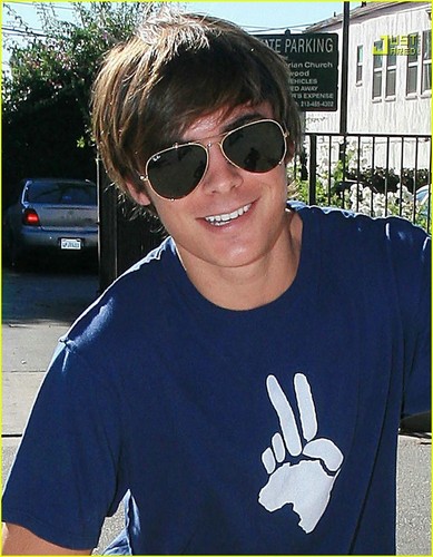  Zac Efron Showered With Цветы From Paparazzi