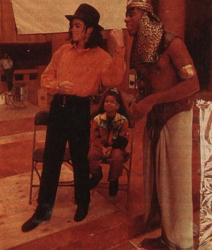 making-of-remember-the-time-mj-behind-the-scenes-19103274-423-500.jpg