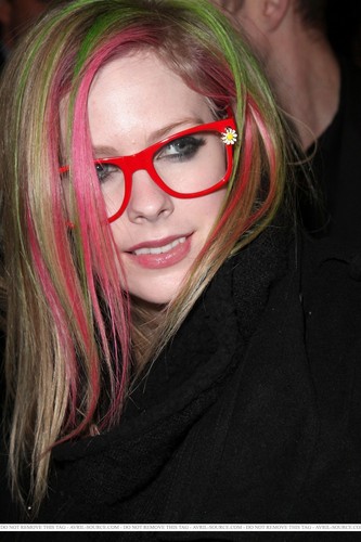  Avril Lavigne Dines At The Eiffel Tower Restaurant in Paris!