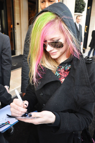  Avril and Brody leaving hotel at Paris