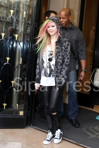 Avril leaving hotel on the way to film Taratata