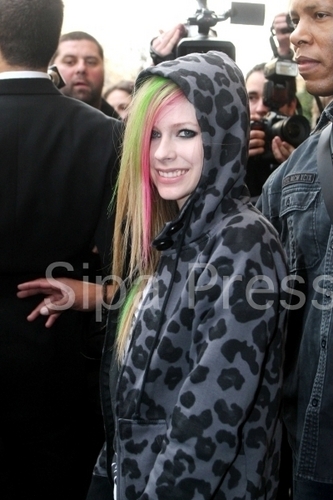 Avril leaving hotel on the way to film Taratata