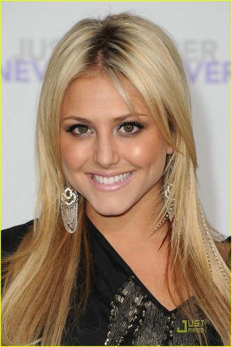  Cassie Scerbo's Bieber Fever on The Rise!