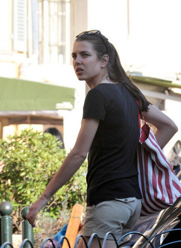  charlotte Casiraghi spends some time with her mga kaibigan