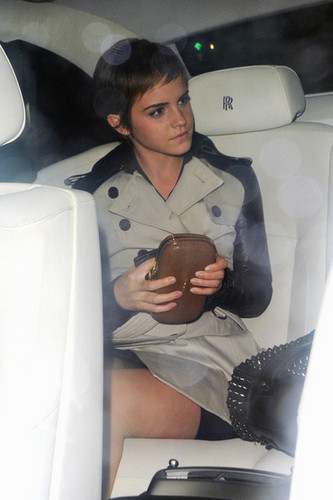  Emma out and about in লন্ডন {11-2-11}