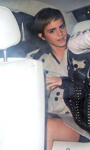  Emma out and about in Лондон {11-2-11}