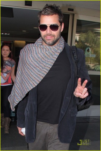  Ricky Martin: Happy LAX Landing!