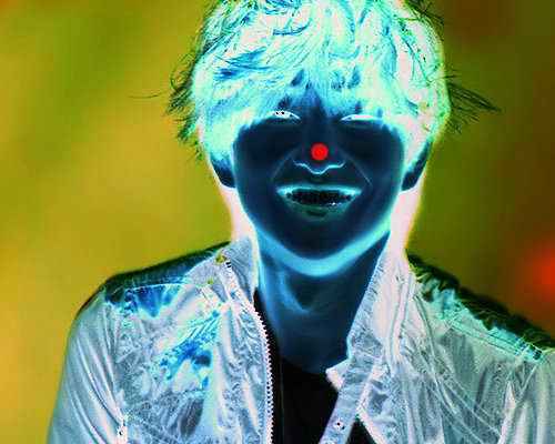  look at the red dot for 30 سیکنڈ .. then look at ur دیوار and blink xD