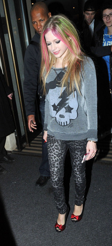  Avril and Brody leaving the Mayfair hotel in लंडन Feb 16
