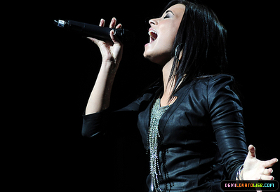 Demi Lovato 2010 South America tour>05-23-10:Movistar Arena in Santiago,Chile
