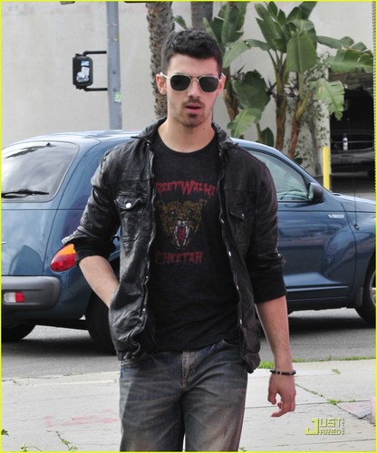  Joe Jonas: Shopping with Stylist Michelle!
