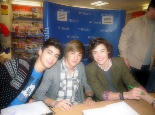  1D = Heartthrobs (Book Signing!) Sizzling Hot Zayn, Goregous Liam & Flirty Harry 100% Real :) x