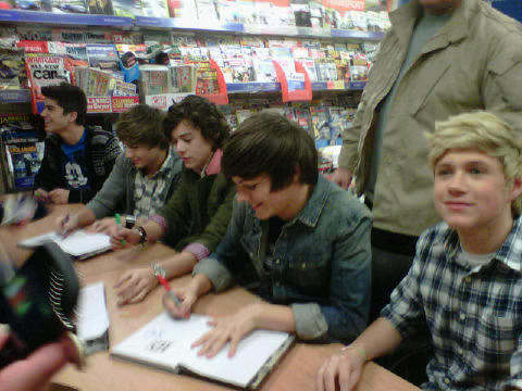  1D = Heartthrobs (I Can't Help Falling In amor Wiv 1D) Book Signing!!! 100% Real :) x