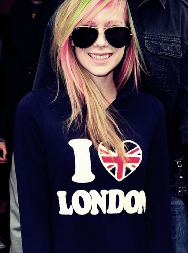  Avril Lavigne - She's The Best