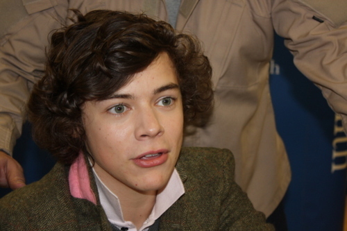  Flirty/Cheeky Harry (Book Signing) Ur Smile Lights Up The Whole Room & My hart-, hart 100% Real :) x
