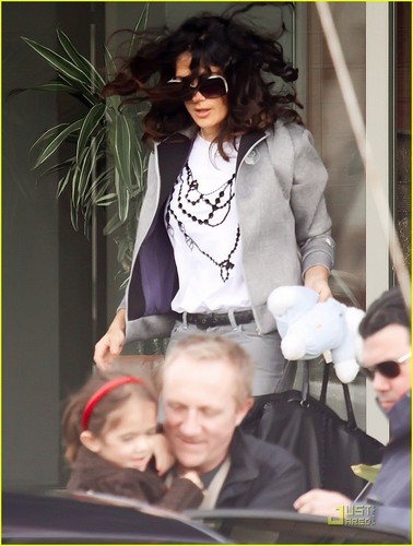  Salma Hayek: Waterfront Lunch with Francois & Valentina!