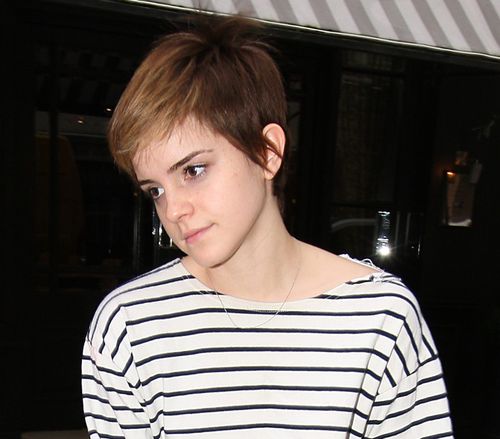  Emma Leaving a hotel in Londres - 22.02.2011