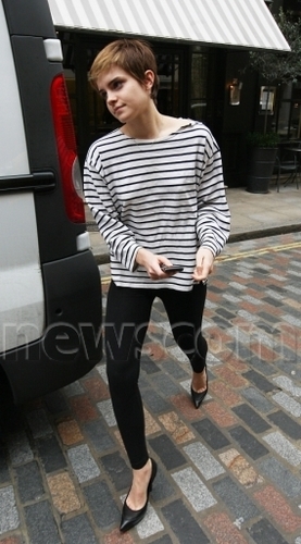  Emma Leaving a hotel in 伦敦 - 22.02.2011