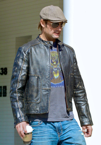 Josh Holloway leaving his Agents Office in Beverly Hills - February 22, 2011