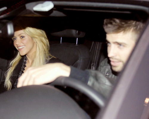 Shakira Piqué smile together in car