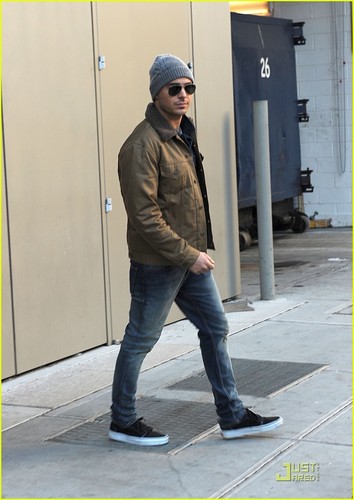  Zac out in NYC