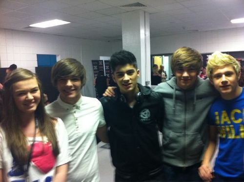  1D with a fan!!!! :) 1D 4ever!! :)