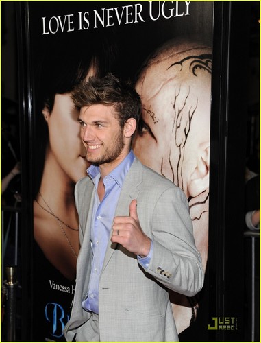  Alex Pettyfer: 'Beastly' Premiere During accueil Fire!