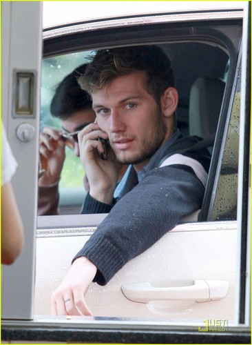  Alex Pettyfer: In-N-Out Burger Stop!