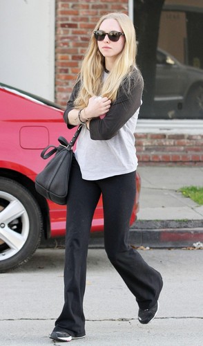  Amanda outside the Kate Sommerville Salon in West Hollywood (23rd February 2011).